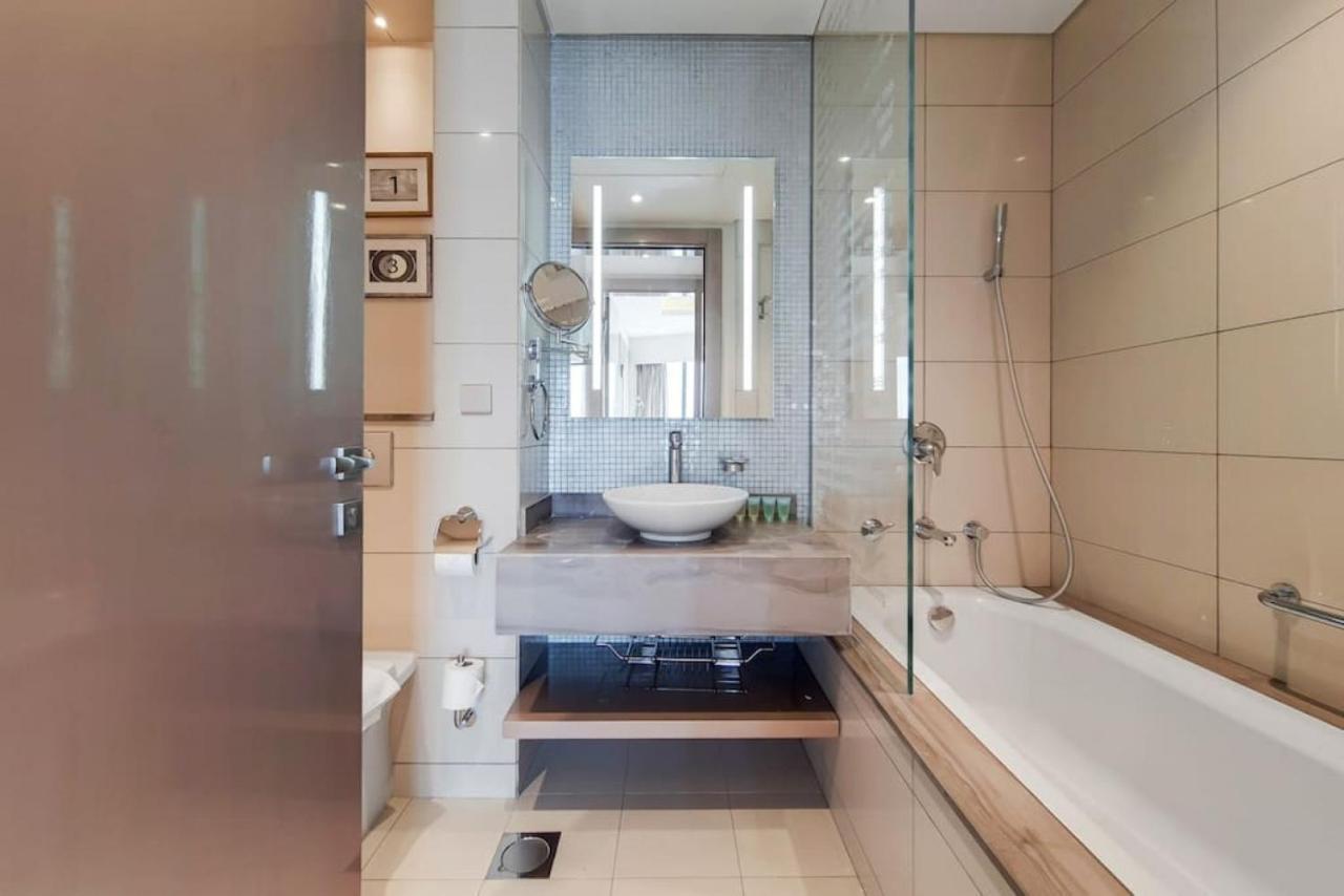 Damac Paramount B - Beautiful Three Bedroom * Dubai