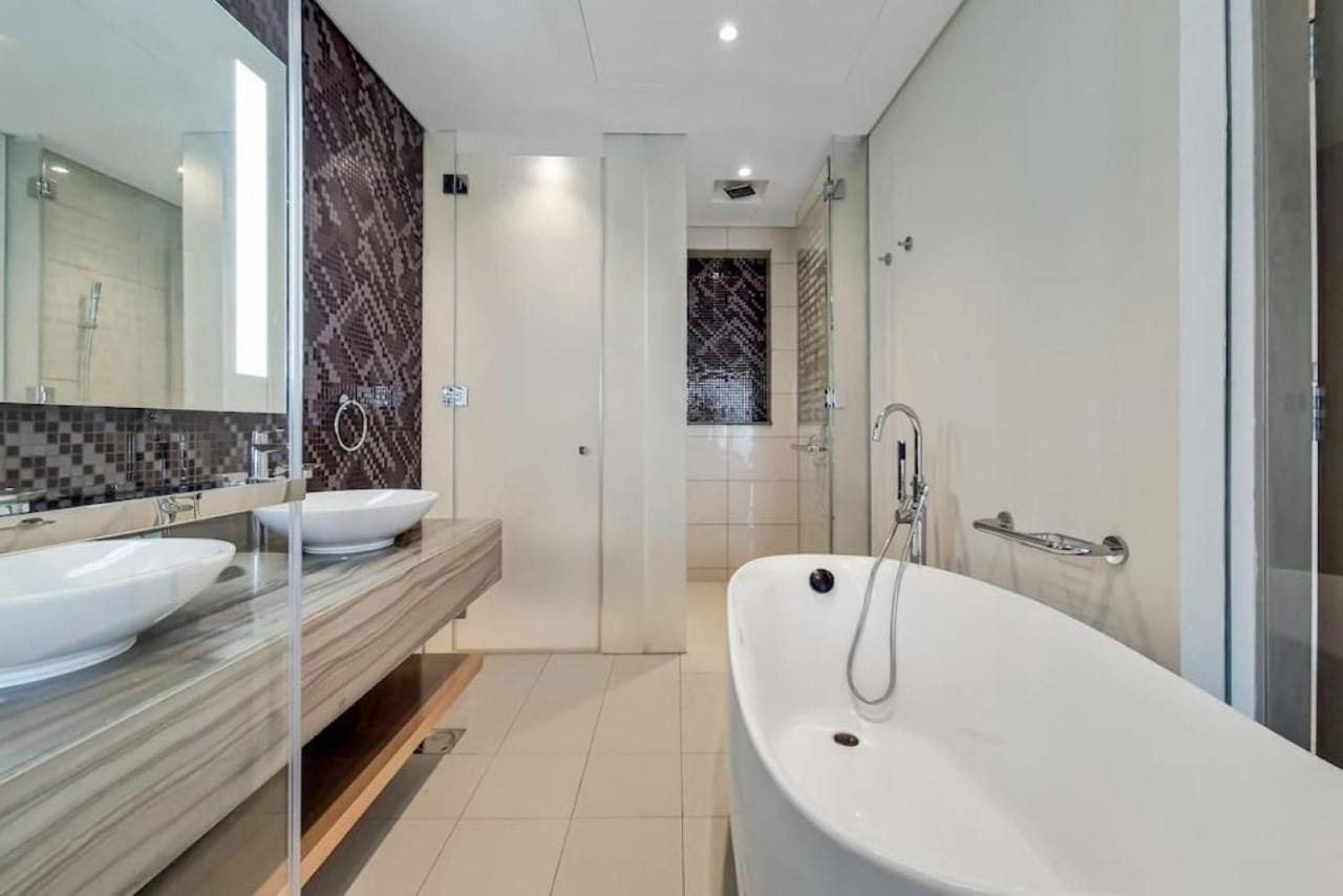 Damac Paramount B - Beautiful Three Bedroom Apartment Dubai